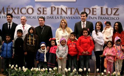 Angélica Rivera presenta disco en honor al Papa