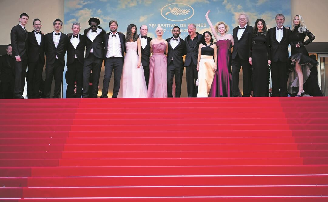 El director sueco Ruben Ostlünd acompañado de su elenco. Foto: EFE
