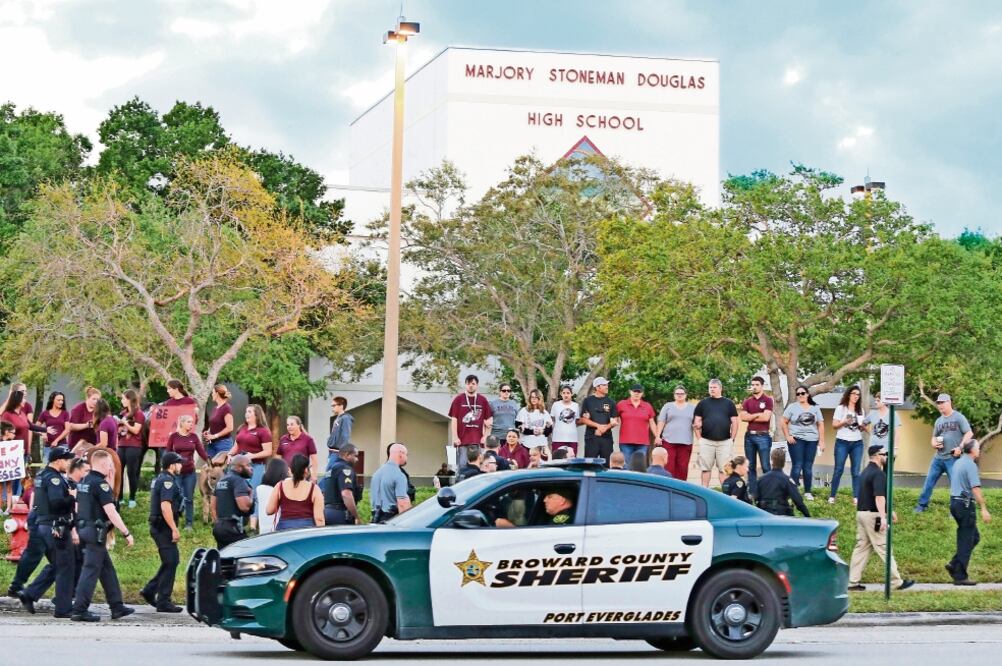 Estudiantes de la escuela secundaria Marjory Stoneman Douglas han exigido al gobierno un cese a la venta de armas, tras la matanza el 14 de febrero de 2018. Foto: ARCHIVO. AP