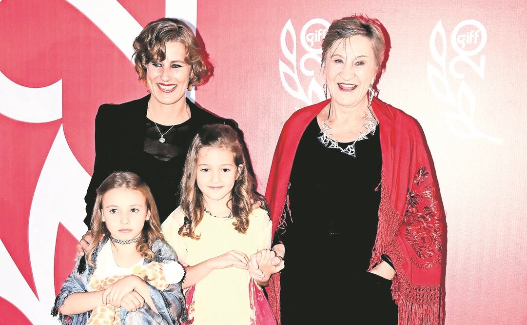 La diseñadora de arte llegó al evento cinematográfico acompañada (IRVIN OLIVARES. EL UNIVERSAL)