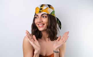Cómo disimular las canas con accesorios para el cabello 