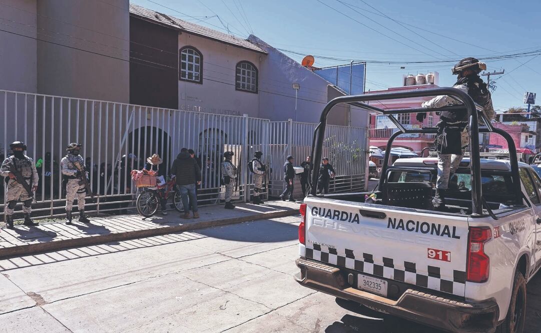 Los cinco hombres acusados de pertenecer a una célula de extorsión de La Familia Michoacana fueron llevados al MP, el cual fue resguardado por elementos federales y locales. Foto: de ARTURO HERNÁNDEZ. EL UNIVERSAL