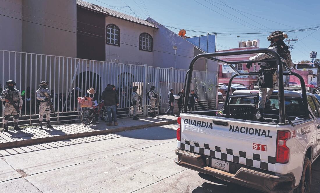 Los cinco hombres acusados de pertenecer a una célula de extorsión de La Familia Michoacana fueron llevados al MP, el cual fue resguardado por elementos federales y locales. Foto: de ARTURO HERNÁNDEZ. EL UNIVERSAL