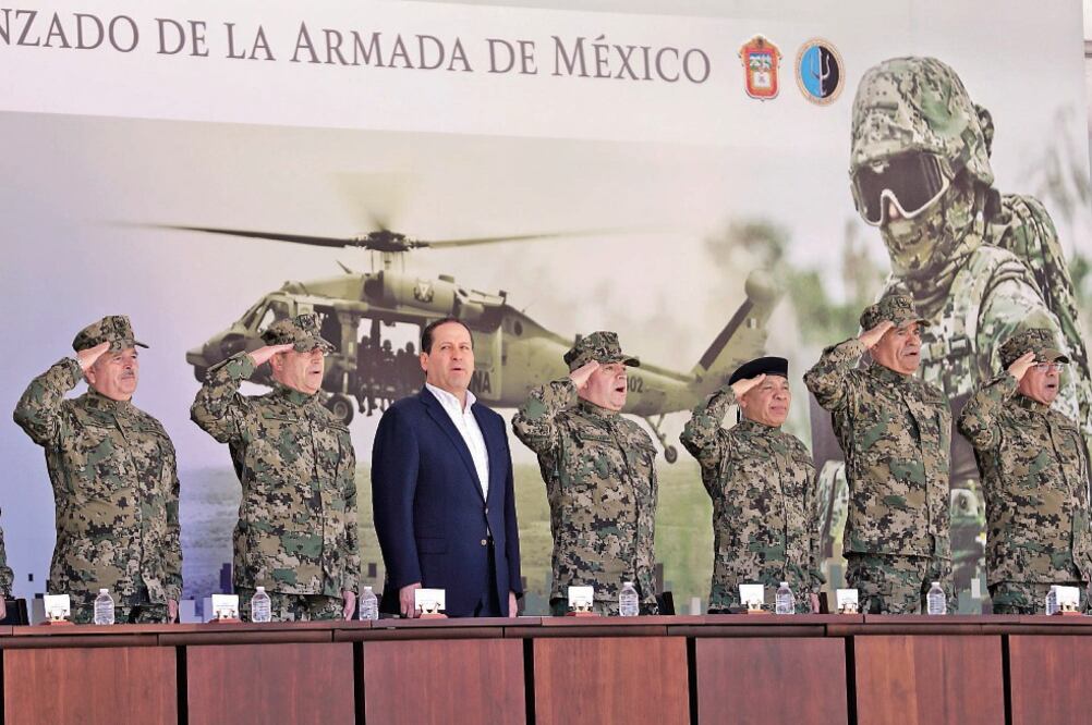 Vidal Soberón, titular de la Semar (segundo de izq. a der.), y el gobernador Eruviel Ávila (de saco), ayer en la entrega del centro de entrenamiento (IVÁN STEPHENS. EL UNIVERSAL)
