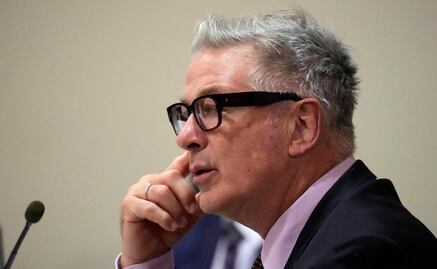 Alec Baldwin violó "reglas fundamentales" de seguridad en el set, afirma Fiscalía