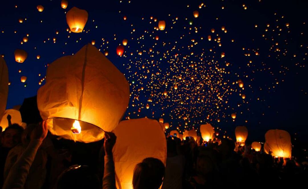 Globos de cantolla. Para elevarlos participan por lo menos dos personas, una enciende el fuego mientras otra lo sujeta. (Foto: Sibicama)