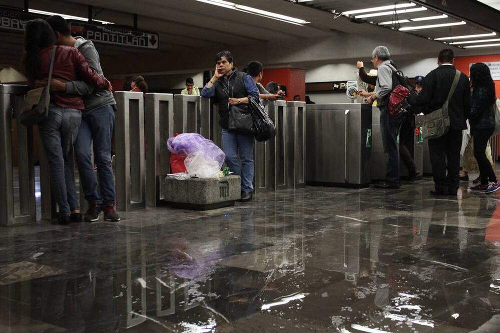 La cantidad de agua que se filtra en la estación y desciende hasta las vías. Foto Cuartoscuro