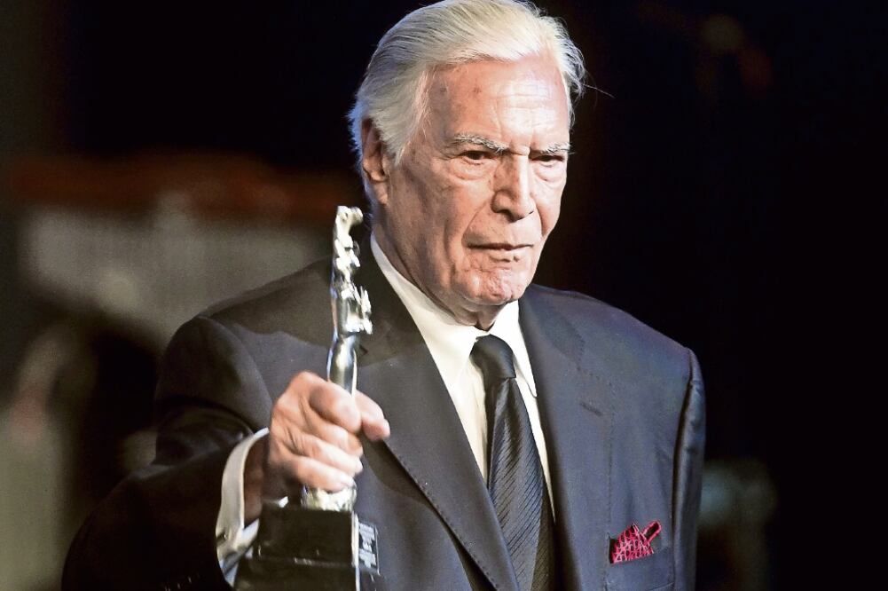 Murió el sábado a los 93 años. Aquí se le ve recibiendo su Diosa de Plata (ARCHIVO EL UNIVERSAL)