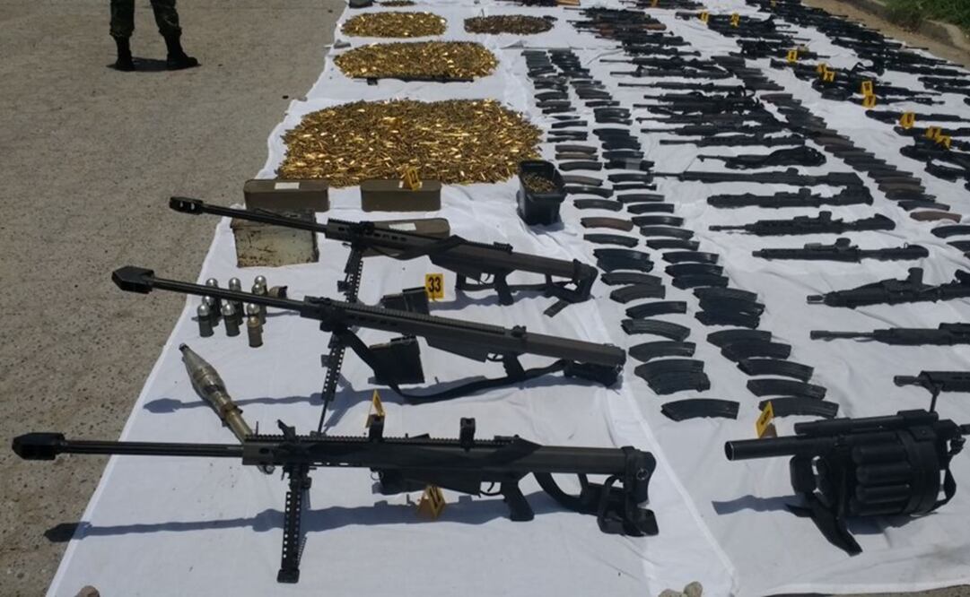 Entre lo asegurado también había cartuchos, cargadores y uniformes camuflados tipo militar. /Especial