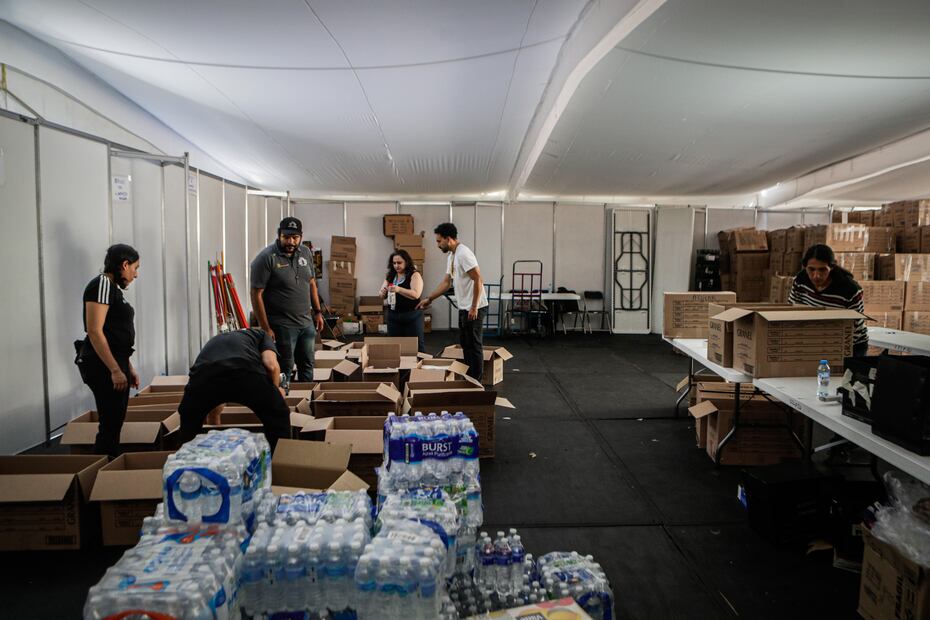 Centro de acopio donde se reciben víveres durante Concierto a beneficio de los damnificados del huracán Otis. Foto: 
 Gabriel Pano | El Universal