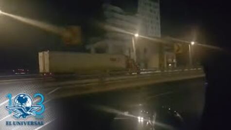 Captan tráiler circulando en sentido contrario en segundo piso de periférico