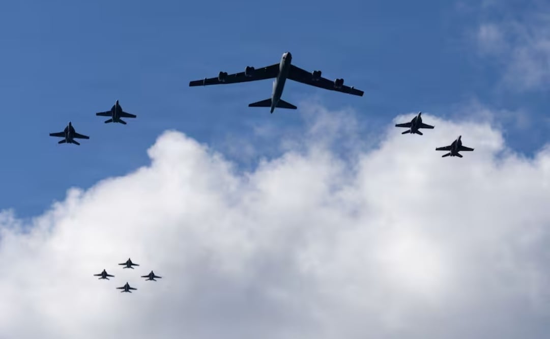 los aviones ingresaron en tándem al espacio aéreo venezolano alrededor del mediodía, sobrevolando el Golfo de Venezuela.. Foto: La Nación Argentina