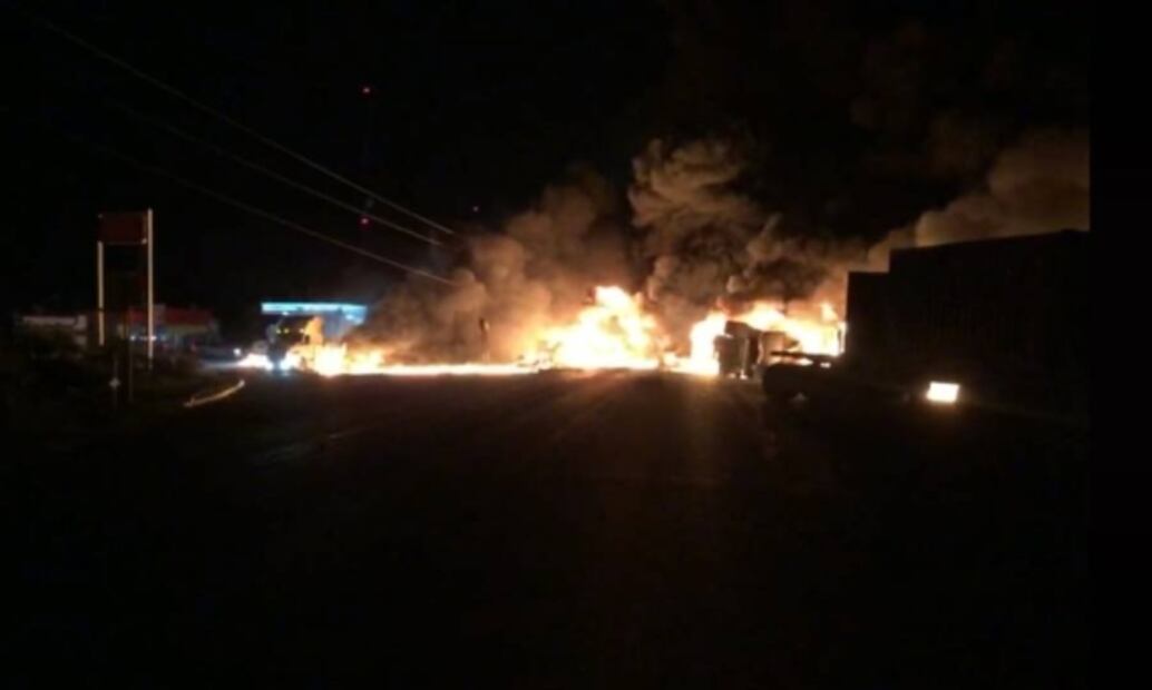Choque provoca explosión cerca de gasolinera en Tamaulipas; se calcinan 6 tractocamiones y hay un muerto
