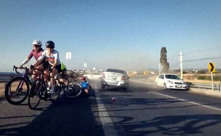 Un coche les sirvió de muro; captan VIDEO del momento en que auto embiste a pelotón de ciclistas en Querétaro