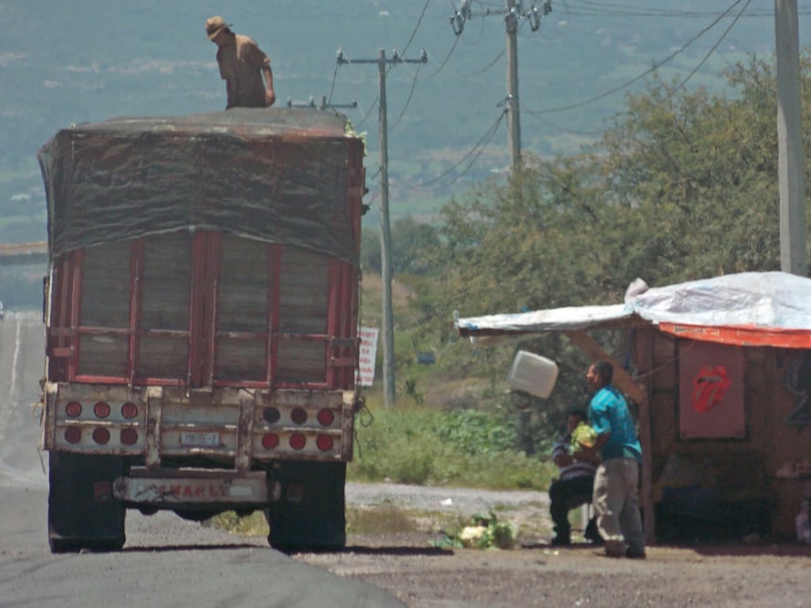VENTA ILEGAL DE COMBUSTIBLES. (Archivo. EL UNIVERSAL)