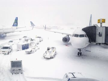 Cancelan miles de vuelos y declaran emergencia en EU por gélido “ciclón bomba”