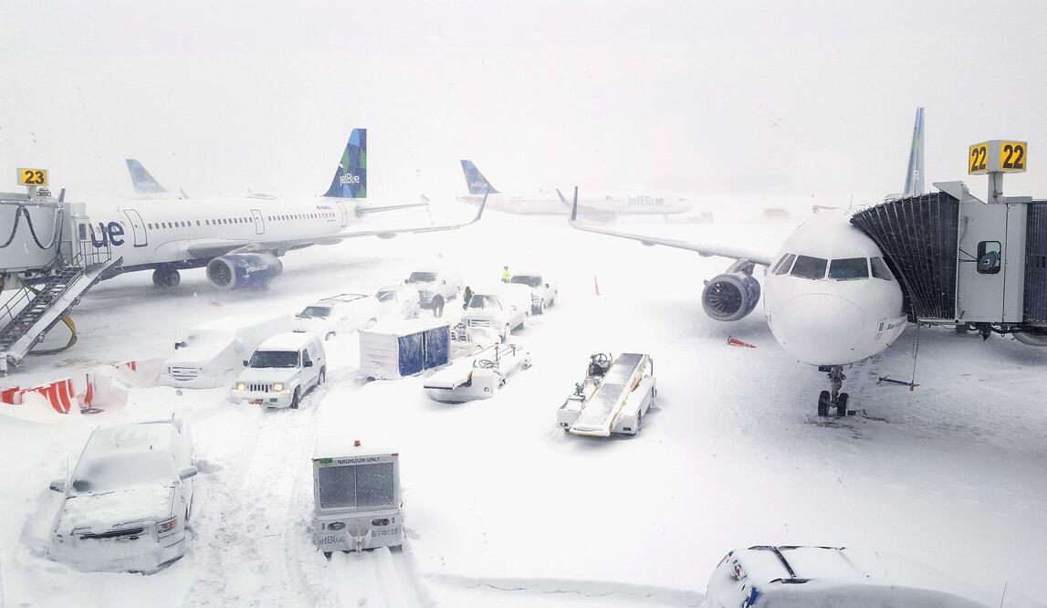 Los dos aeropuertos de la ciudad de Nueva York, JFK y La Guardia, suspendieron hoy sus operaciones por el temporal de nieve (Foto: AFP)
