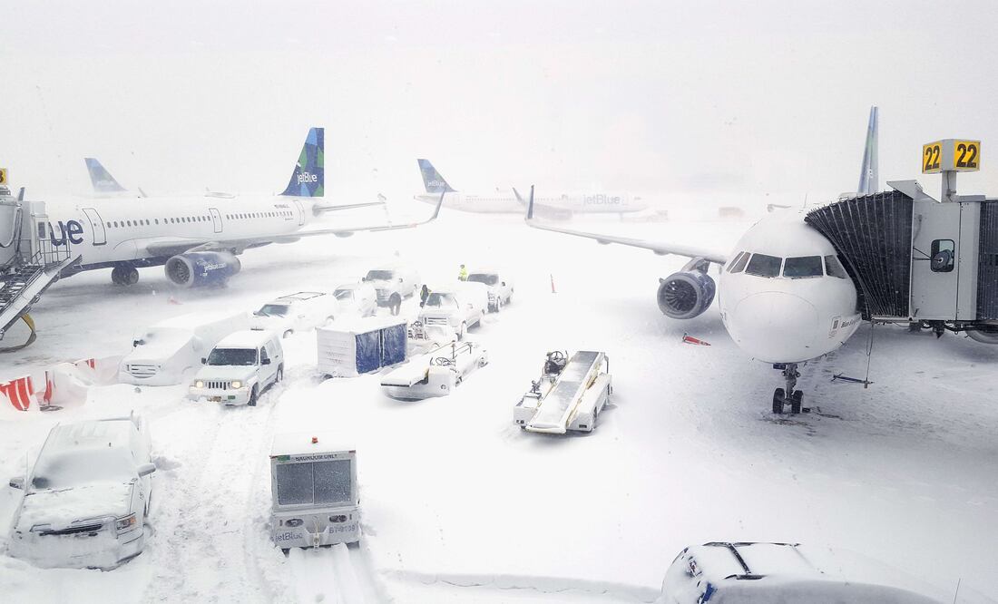 Los dos aeropuertos de la ciudad de Nueva York, JFK y La Guardia, suspendieron hoy sus operaciones por el temporal de nieve (Foto: AFP)
