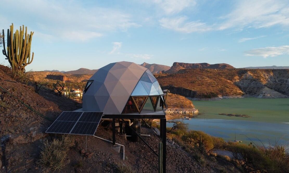 Hooga Glamping se localiza en una ladera, en la Presa Zimapán, frente a Isla Tzibanzá. Foto: Hooga Glamping