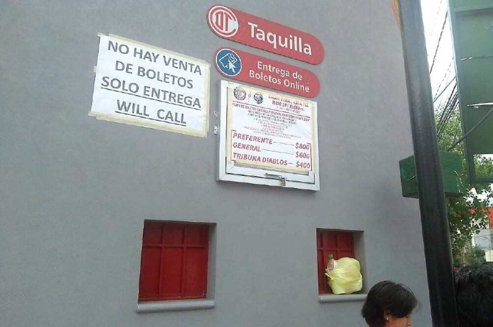 Las taquillas están cerradas por lo que merodean los revendedores. (ÉDGAR LUNA CRUZ. EL UNIVERSAL)