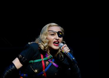 Madonna detiene su concierto para beber una cerveza
