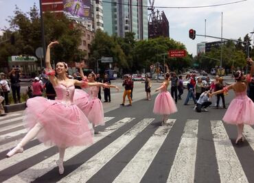 ¿Por qué bailarinas de ballet danzaron en medio de la calle?
