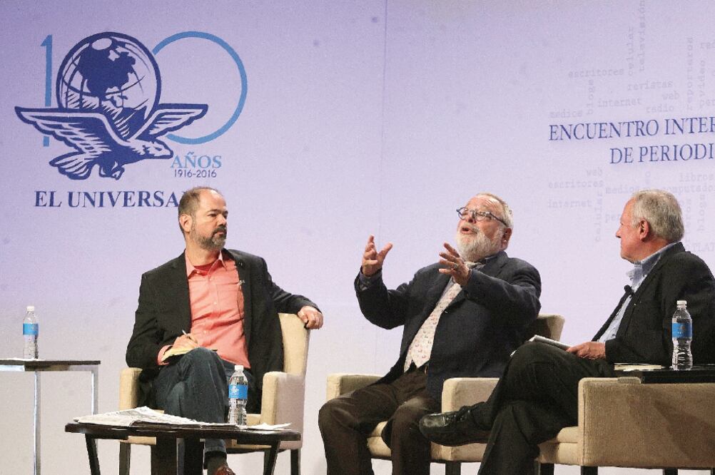 Juan Villoro, Fernando Savater y Jesús Reyes Heroles encabezaron la primera mesa del Encuentro Internacional de Periodismo, en el Centro Cultural Universitario Tlatelolco (IVÁN STEPHENS. EL UNIVERSAL)