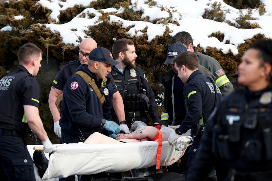Técnicos médicos de emergencia atienden a una persona que recibió un disparo de un agente del Servicio de Inmigración y Control de Aduanas (ICE) en Minneapolis. Foto: AP