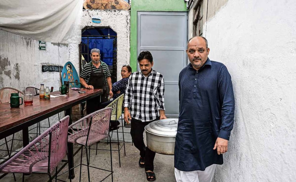 Al llegar el ultimo día del mes sagrado, Alberto colocó en la parrilla varios medallones de pez sierra que cocinó para todos sus hermanos de fe. Foto: Gabriel Pano / EL UNIVERSAL