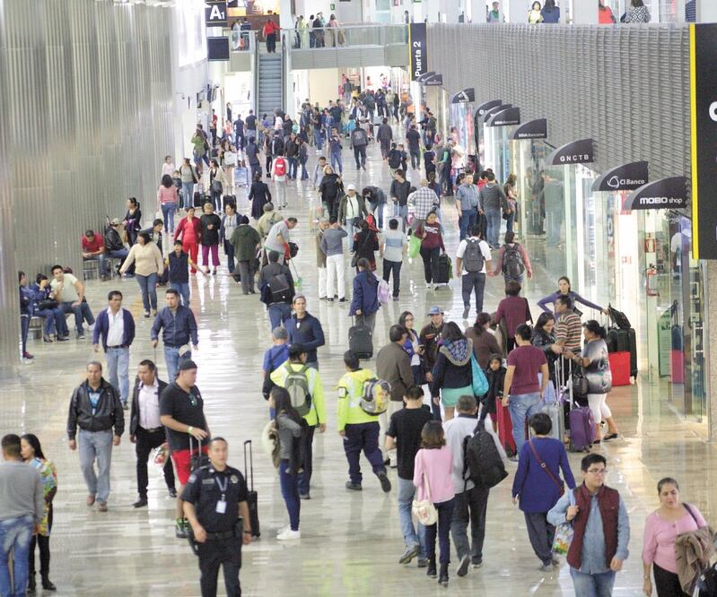 Volaris cuenta con 31% de participación en el mercado de transporte doméstico de pasajeros, mientras que Aerómexico tiene 23%, de acuerdo con la AFAC. ARCHIVO EL UNIVERSAL