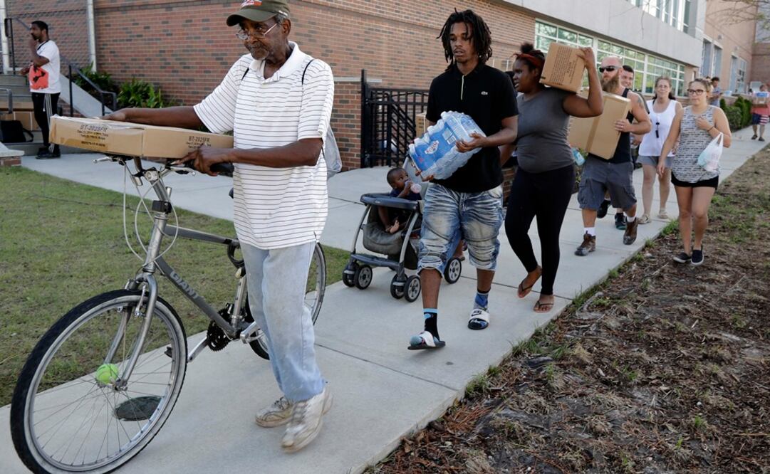 Habitantes de Wilmington reciben agua y alimentos tras el paso de "Florence"  (Foto: AP)