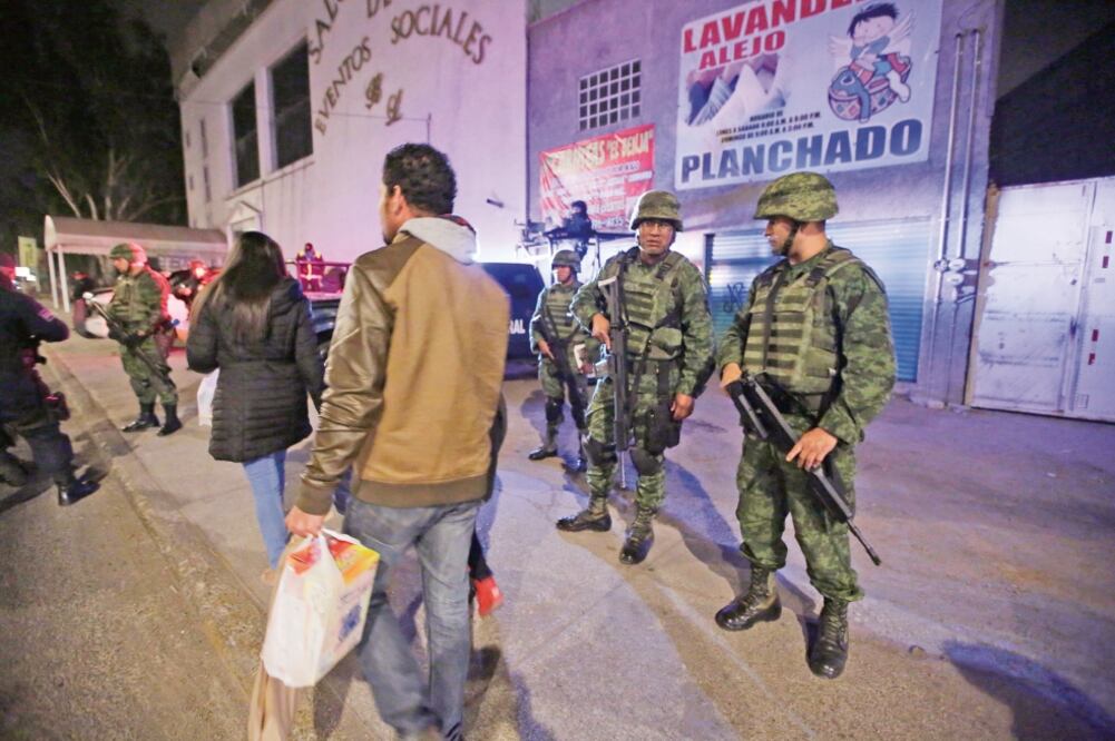 Los militares recorren las calles para garantizar que la población celebre con tranquilidad estas fiestas decembrinas. En la lista de los 50 municipios más peligrosos del país se encuentran ocho ayuntamientos del Estado de México. (LUIS CORTÉS)