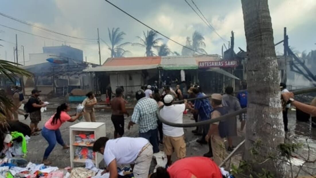 Fuerte incendio en Isla Mujeres consume una decena de establecimientos