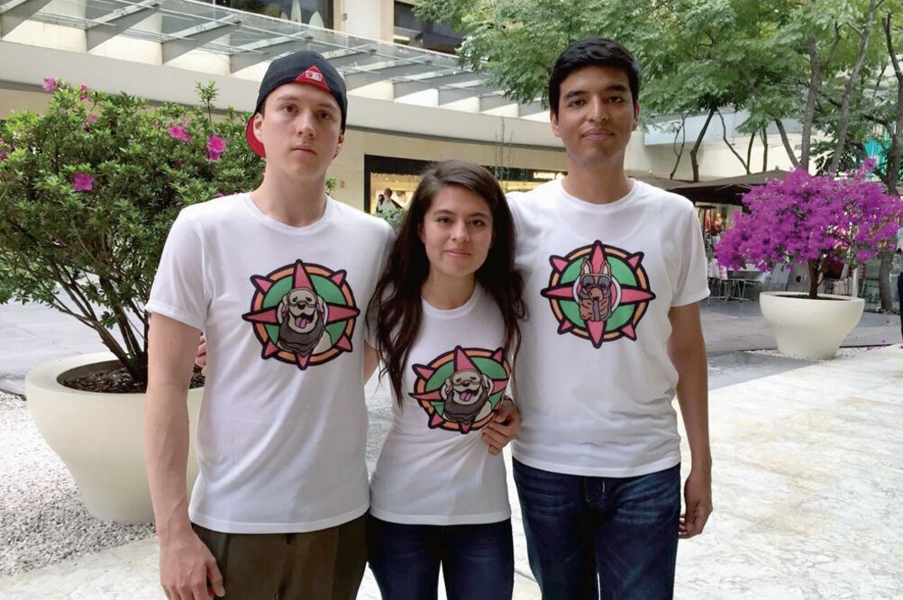 Estudiantes del Tecnológico de Monterrey aprovecharon un proyecto escolar para vender playeras de Frida. A las 12 horas de ayer habían comecializado 159 (MAURICIO CANTÚ AMAYA)