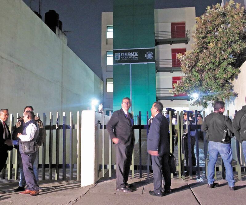 La audiencia de vinculación a proceso de los presuntos feminicidas inició a las 21:52 horas del viernes; a las 22:07 horas el juez ordenó que fuera privada. Foto: IGNACIO RAMÍREZ. EL UNIVERSAL
