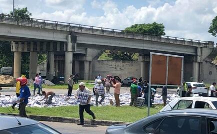 Habitantes aprovechan volcadura de camión para robar cerveza en Yucatán