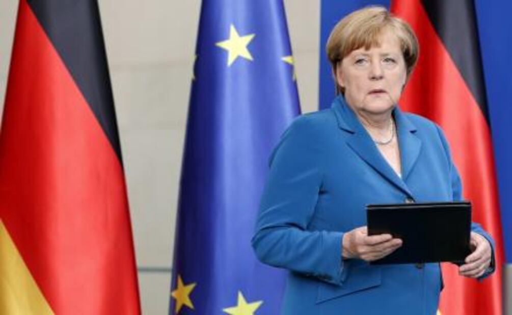 Exigen a Merkel endurecer la política de refugiados tras atentados
