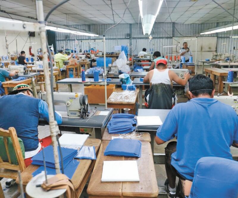 En la maquiladora del Cereso de Mérida los internos cortan la tela de algodón y el elástico para la elaboración de las mascarillas quirúrgicas, que son básicas para proteger al personal médico y a los pacientes. ESPECIAL