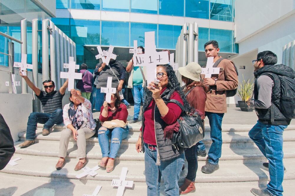 Miembros de “Unidos por Puebla” protestaron afuera de la fiscalía para condenar los feminicidios registrados en el estado (OMAR CONTRERAS. EL UNIVERSAL)