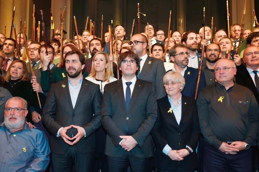 El destituido presidente del gobierno catalán, Carles Puigdemont (al centro) con los alrededor de 200 alcaldes que viajaron a Bruselas para expresarle su apoyo (JOHN THYS. AFP)