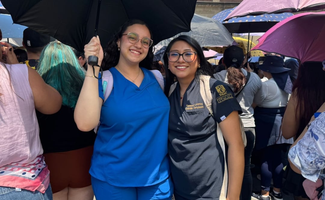 Daniela y Estrella, dos fans de BTS que dejaron sus actividades por ver a la banda. Foto: César González/ EL UNIVERSAL.