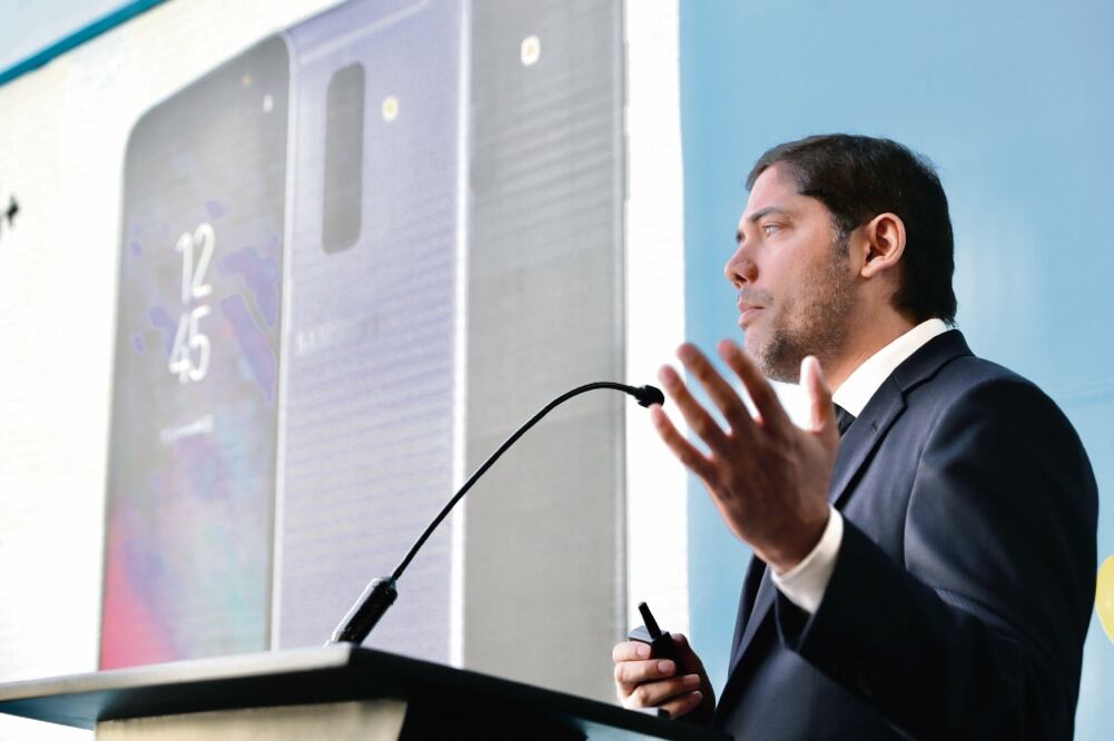 Al dar a conocer el Galaxy A6+, cuyo precio es de 7 mil 999 pesos, Diego Altuzar, director de ventas IM de Samsung México, dijo que la empresa cuenta con diferentes categorías dirigidas a diversos mercados. Foto: LUCÍA GODÍNEZ. EL UNIVERSAL