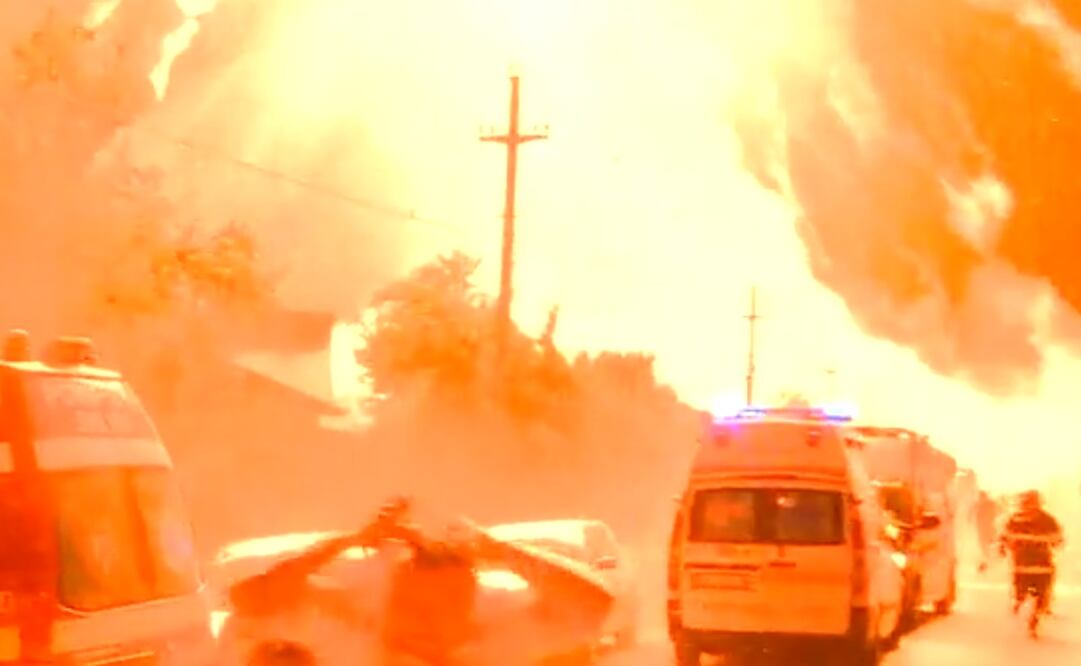 La primera explosión provocó un incendio masivo y llevó a las autoridades a implementar un protocolo de emergencia y advertir a la gente que se mantuviera alejada del área de Crevedia. Foto: tomada de video