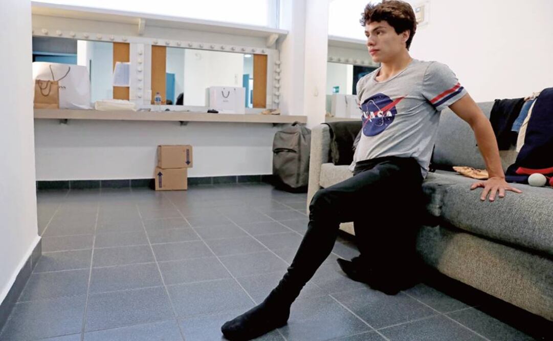 El primer bailarín del Ballet de San Francisco, durante su calentamiento en los camerinos del Auditorio TELMEX, en Guadalajara. Foto: JUAN BOITES. EL UNIVERSAL