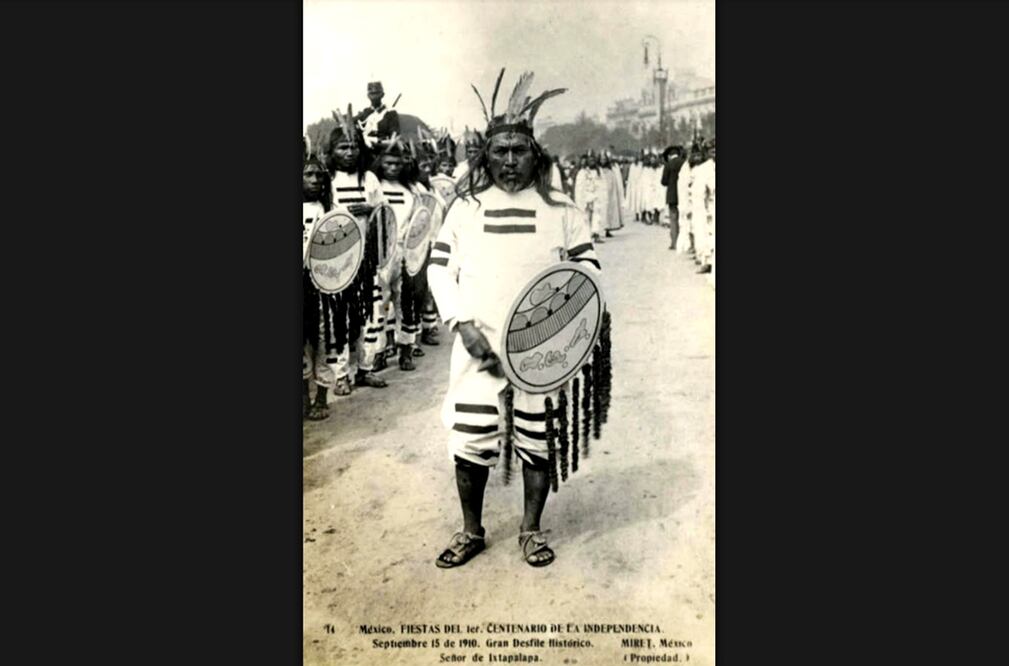 Una popular tarjeta postal publicada por la casa Miret en la que se aprecia al Señor de Ixtapalapa formando parte del Gran Desfile Histórico -con carros alegóricos y representaciones de diversos personajes-, durante las Fiestas del Centenario de la Independencia, el 15 de Septiembre de 1910.  Crédito: Col. Villasana-Torres