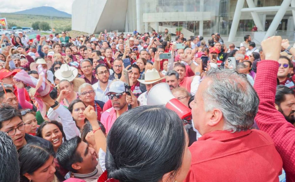 El coordinador estatal en defensa de la transformación y la soberanía nacional en Querétaro, Santiago Nieto, a la espera de la llegada de la presidenta de México, Claudia Sheinbaum, a dicha entidad. Foto: X @SNietoCastillo