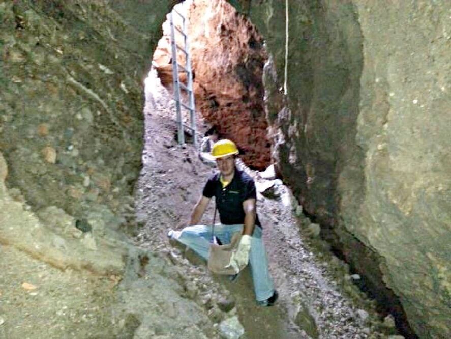 Para determinar qué fue lo que causó el socavón y los trabajos que habrán de realizarse en el lugar, el Instituto de Geofísica de la UNAM, junto con otros especialistas, iniciaron desde ayer un estudio