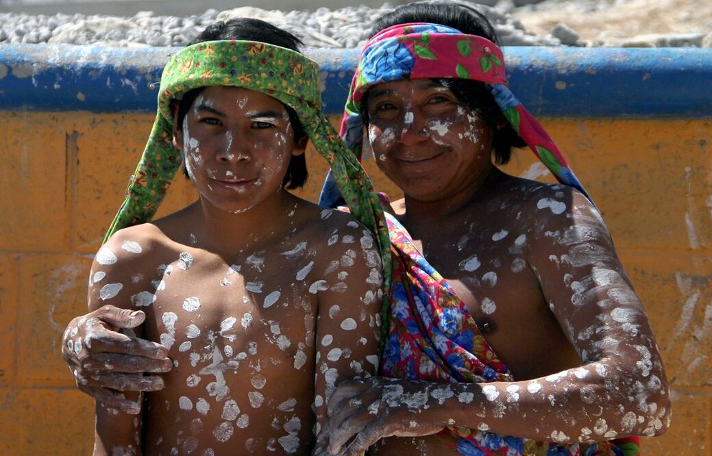 Ellos son los "pintos" en la Semana Santa rarámuri. Foto: AFP. Herika Martínez