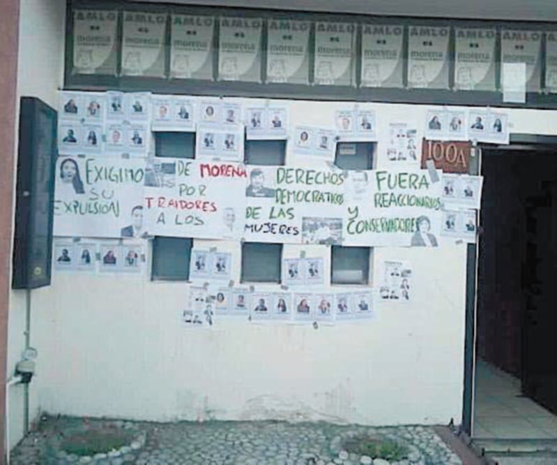 En las oficinas de Morena en Hidalgo se observan las pancartas con las fotos de los diputados acusados de traicionar los derechos de las mujeres. Foto: DINORATH MOTA. EL UNIVERSAL