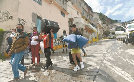 Entre lágrimas, familias sacan algunas de sus pertenencias